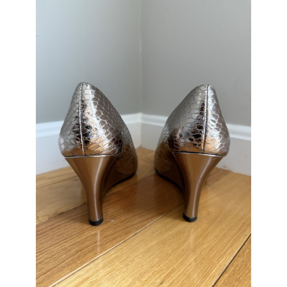 BANDOLINO Peep Toe Wedge Pumps Women's Size 8M Silver Reptile Scale Print 3" - Picture 8 of 10